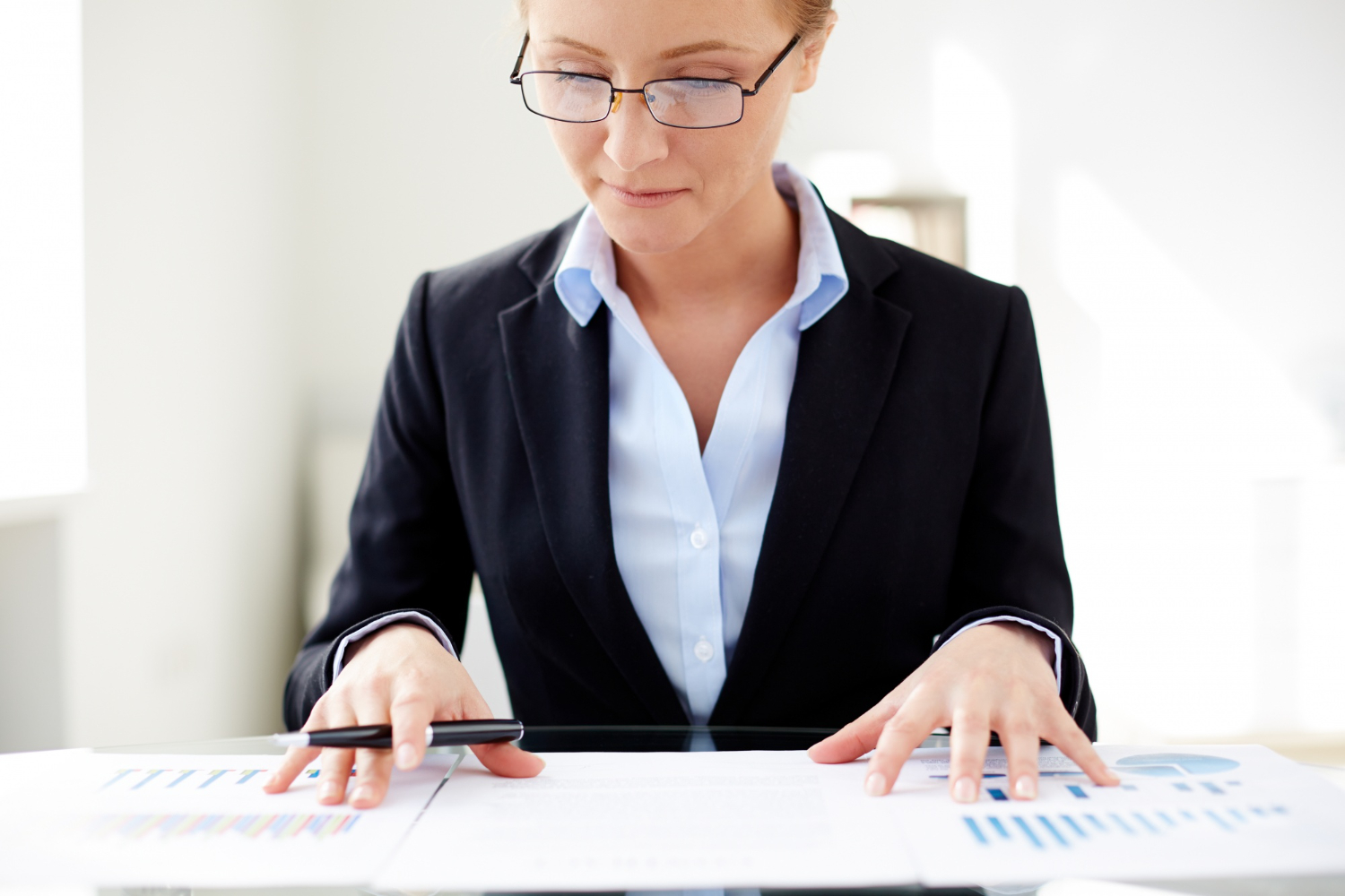 ejecutiva-comparando-estadisticas