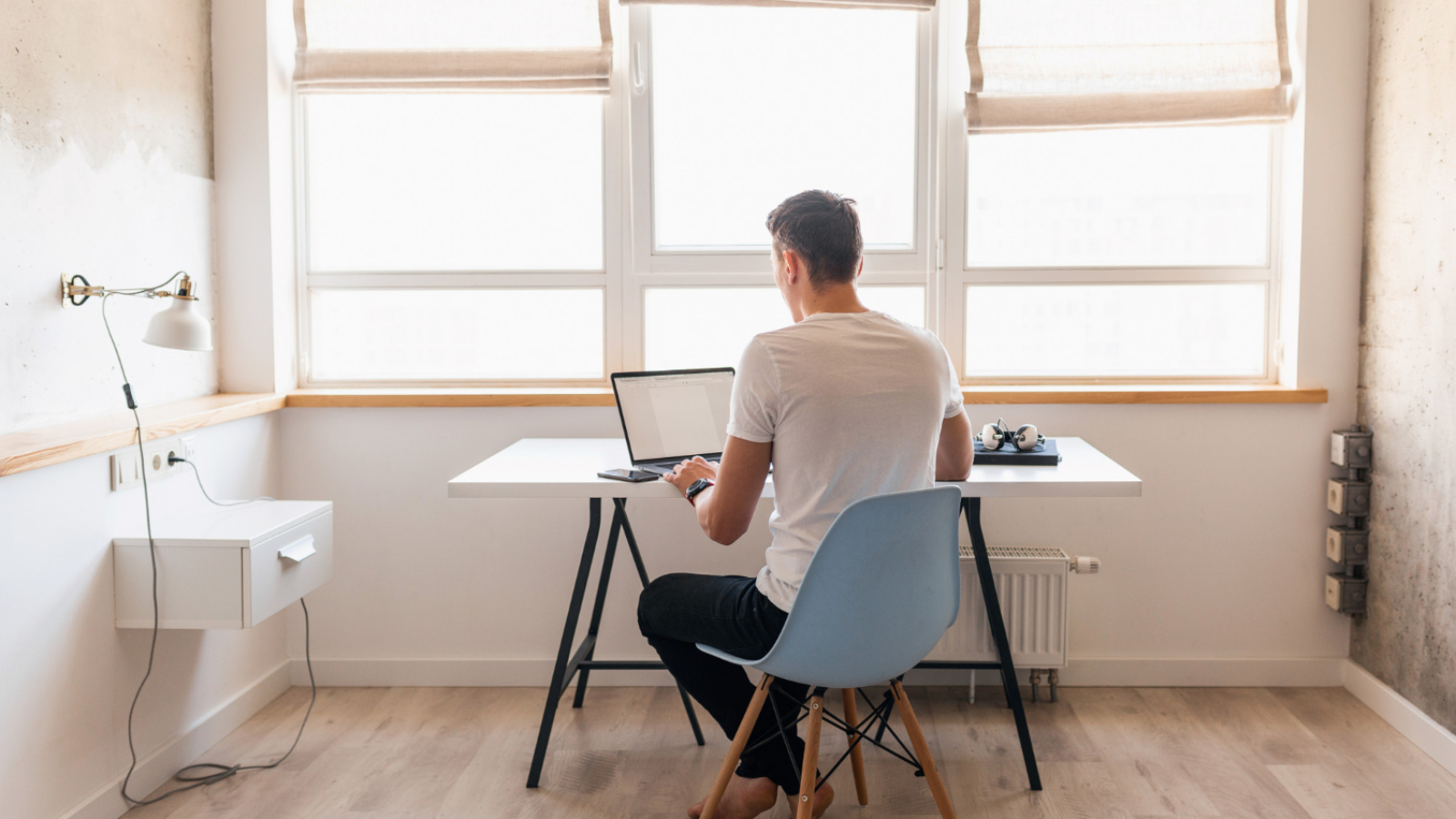 hombre-guapo-joven-moderno-traje-casual-sentado-mesa-trabajando-computadora-portatil-autonomo-casa